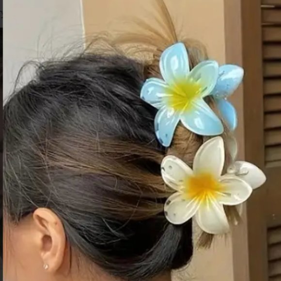 LARGE FRANGIPANI CLAW CLIP in Lilac - Picture 4 of 5